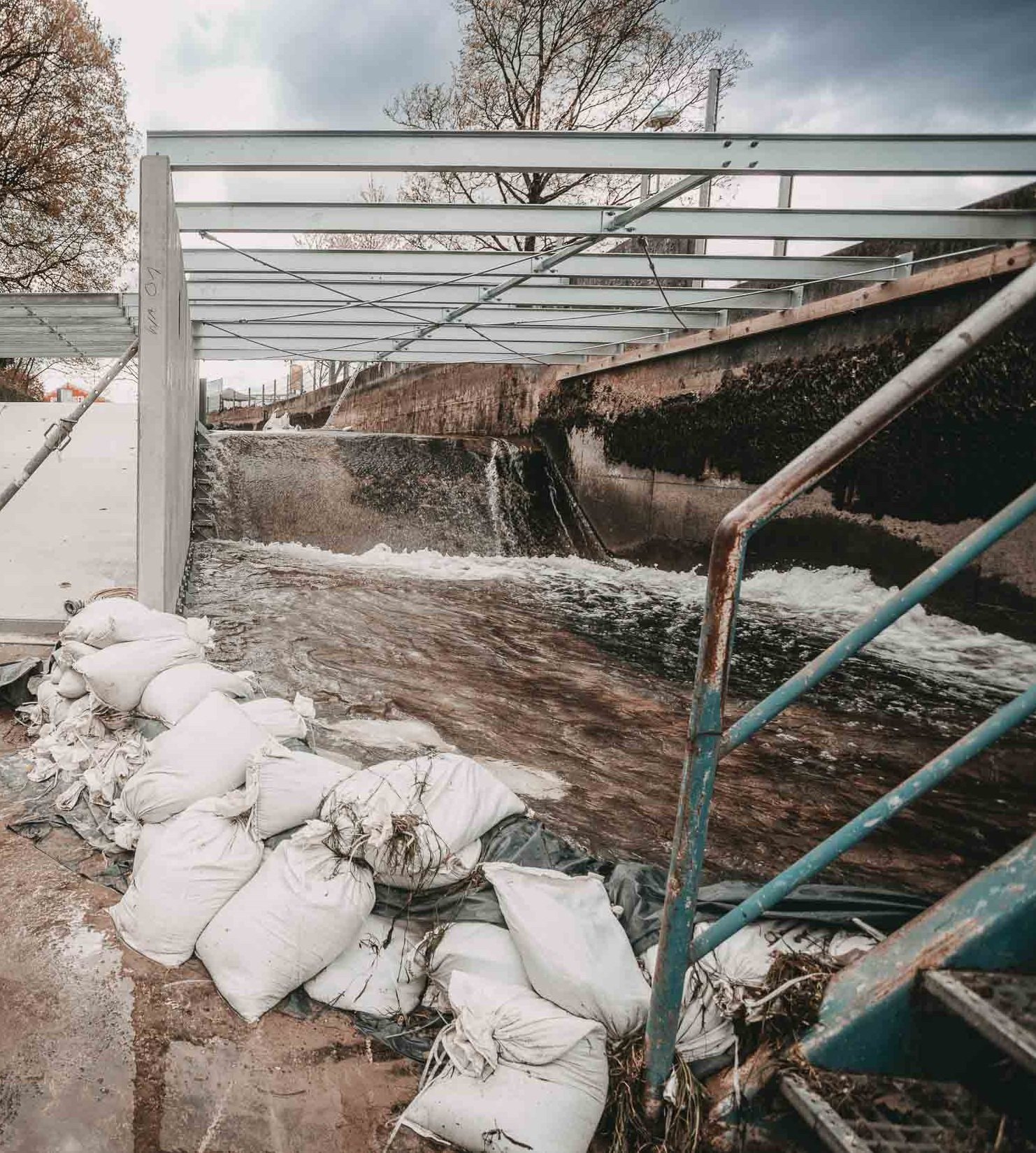 Der Bypass: während der Baumaßnahme wurde der Senkelbach abgelassen und Restwasser vorbeigeführt