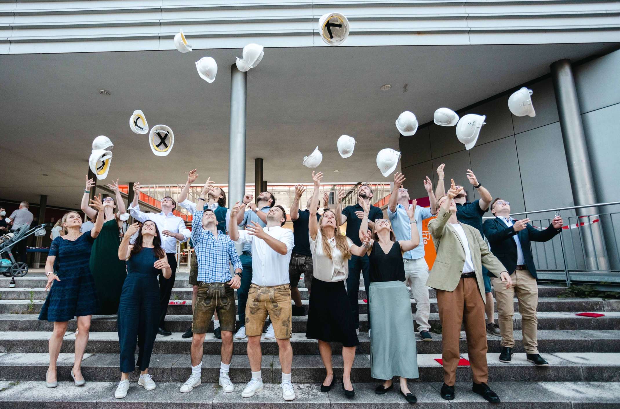 Der Jubel ist groß: frisch gebackene Master Projektmanagement feiern ihren Abschluss