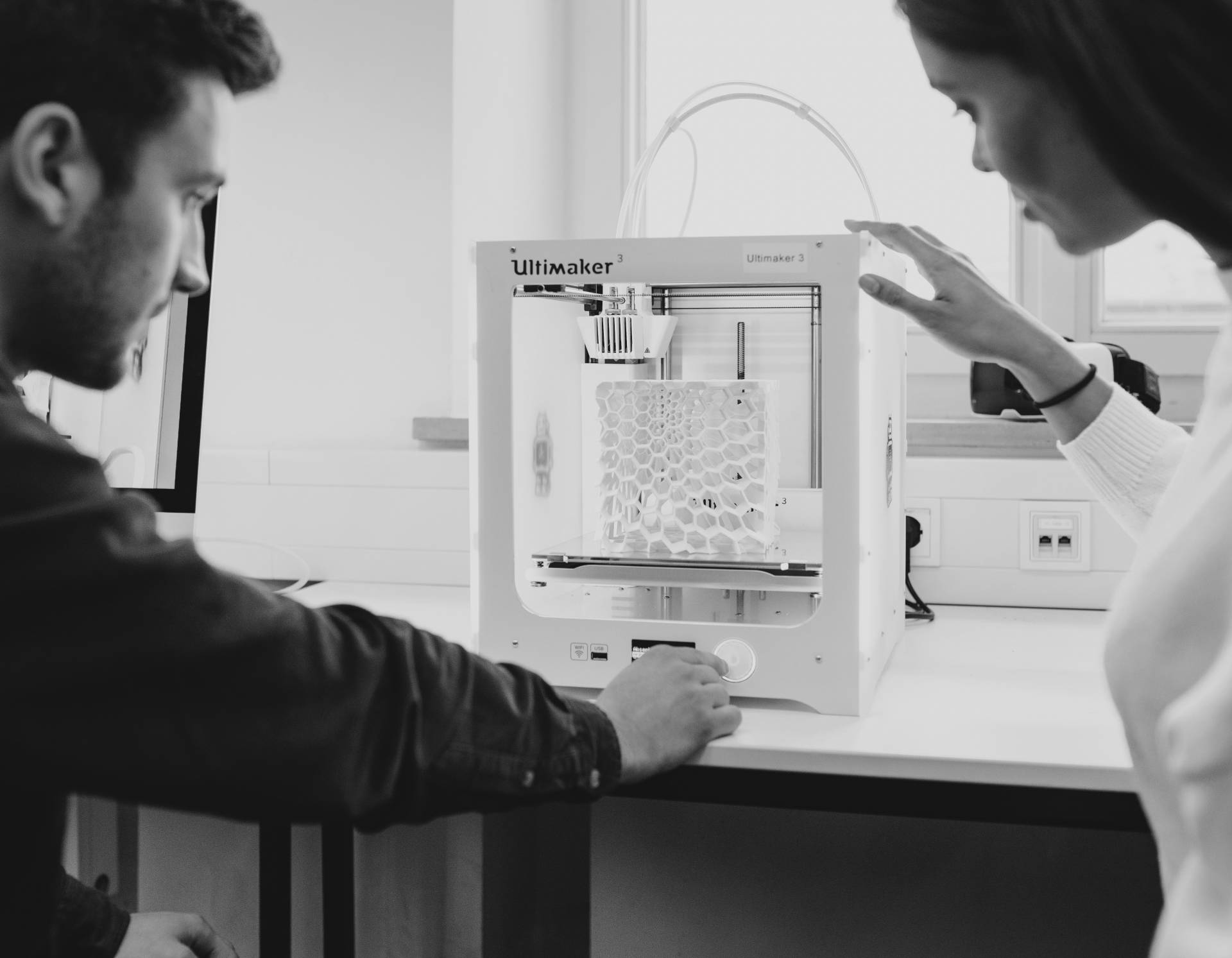 Studierende mit 3D-Drucker