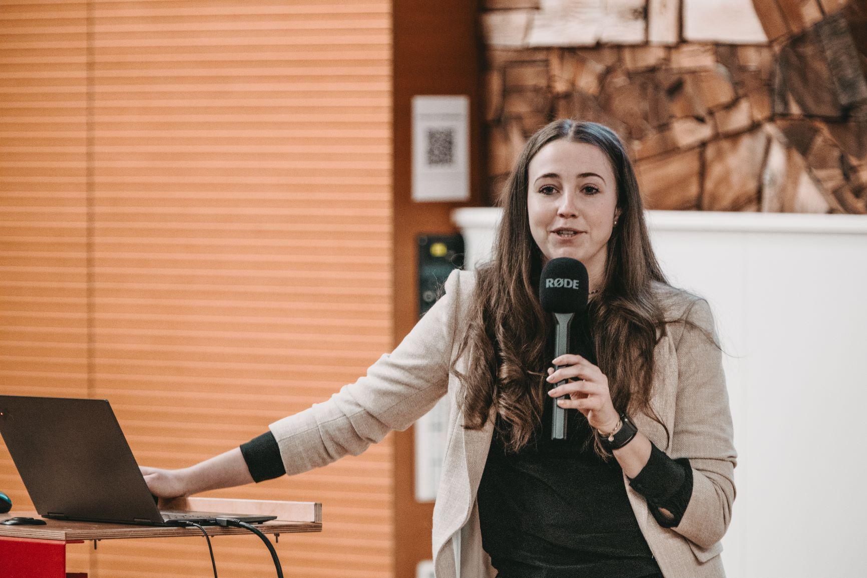 6-Alumna Julia Reichel erläutert, wie Bauherren zu mehr Nachhaltigkeit motiviert werden können. Foto: Matthias Leo