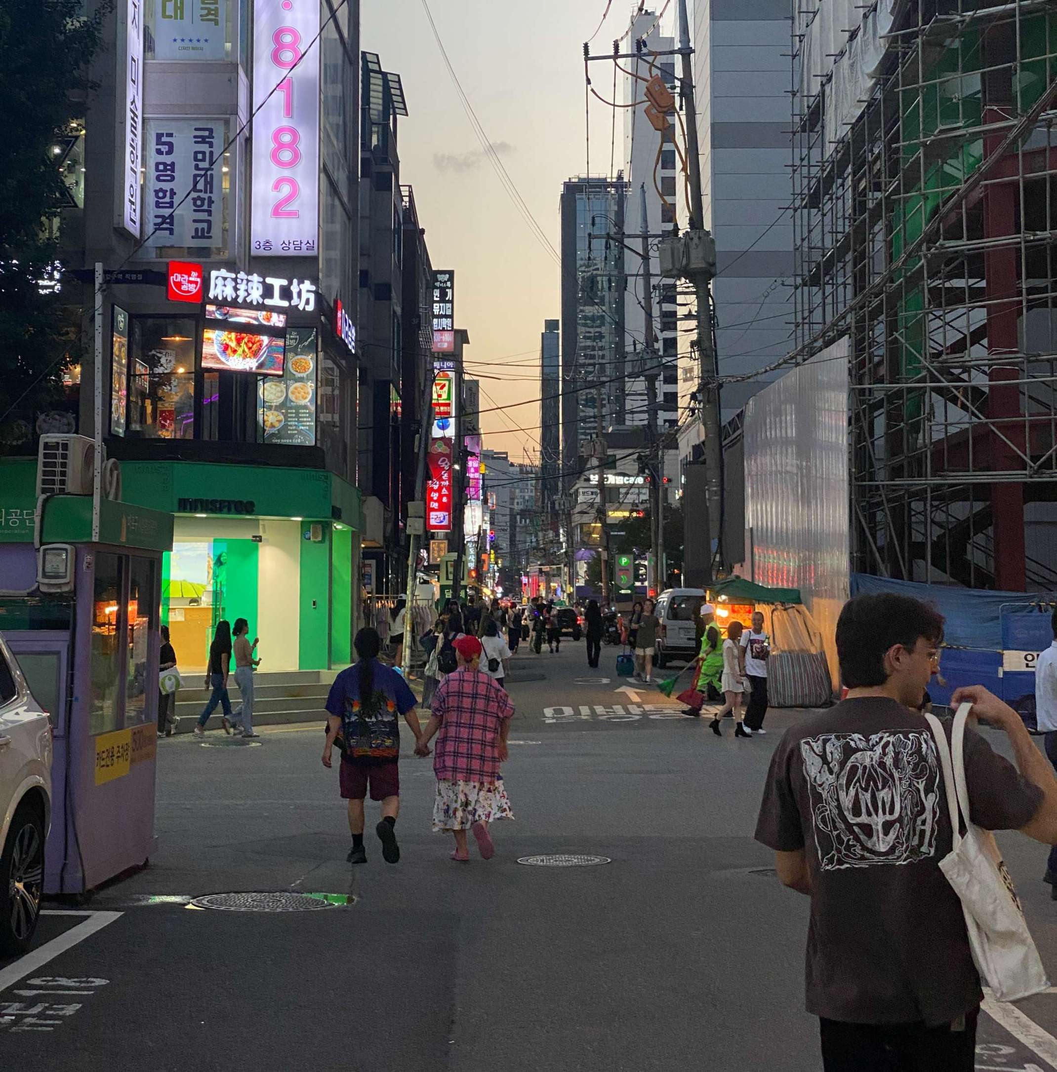 Blick auf eine belebte Straße in Seoul 