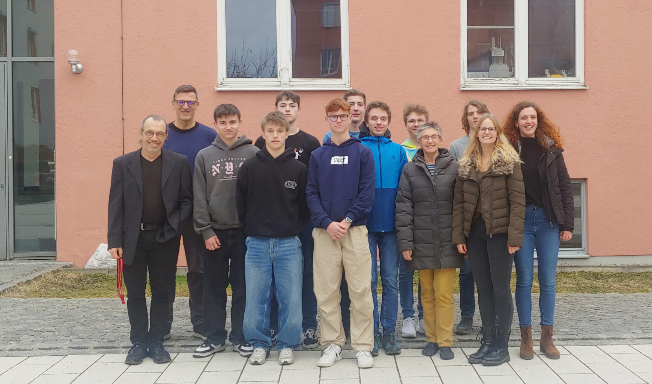 Studierende und Dozenten mit Lehrerin und Schülern des P-Seminars Physik des Werner-von-Siemens Gymnasiums Weißenburg i.Bay beim Besuch der Technischen Hochschule Augsburg.