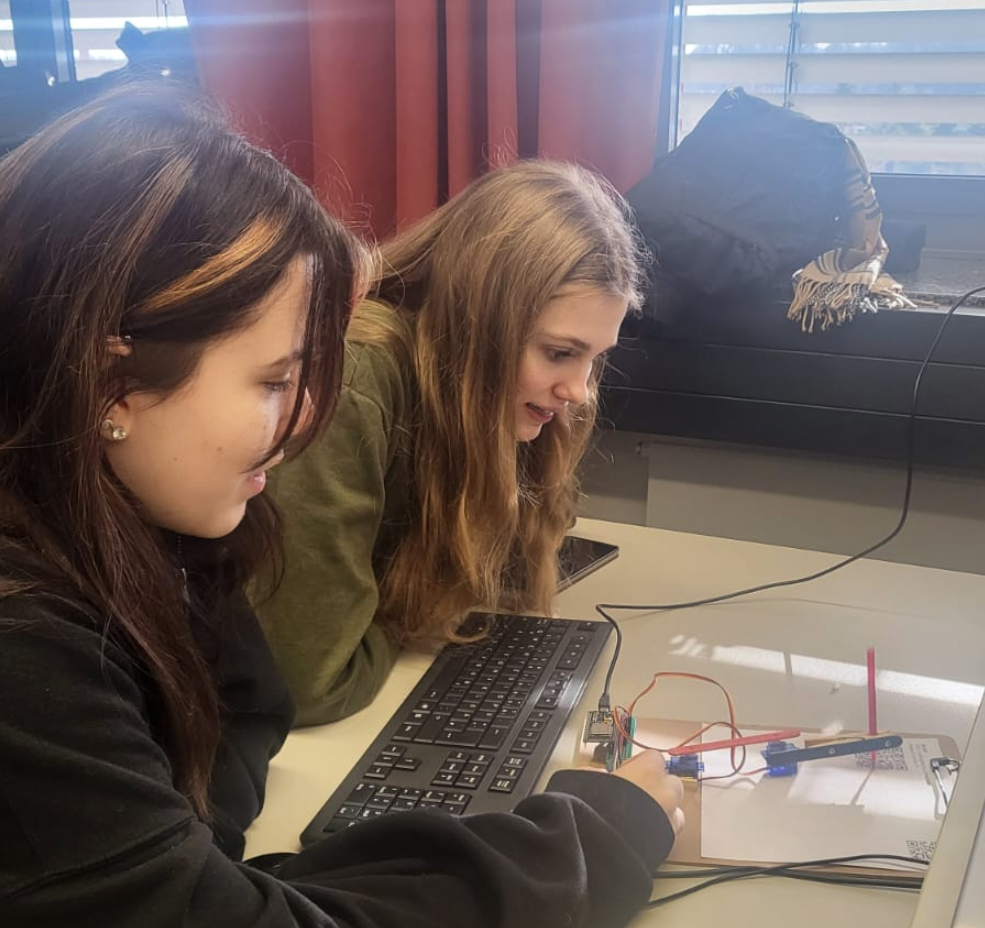 Schülerinnen beim Programmieren des Zeichenroboters. Foto: Caroline Kohlmeyer