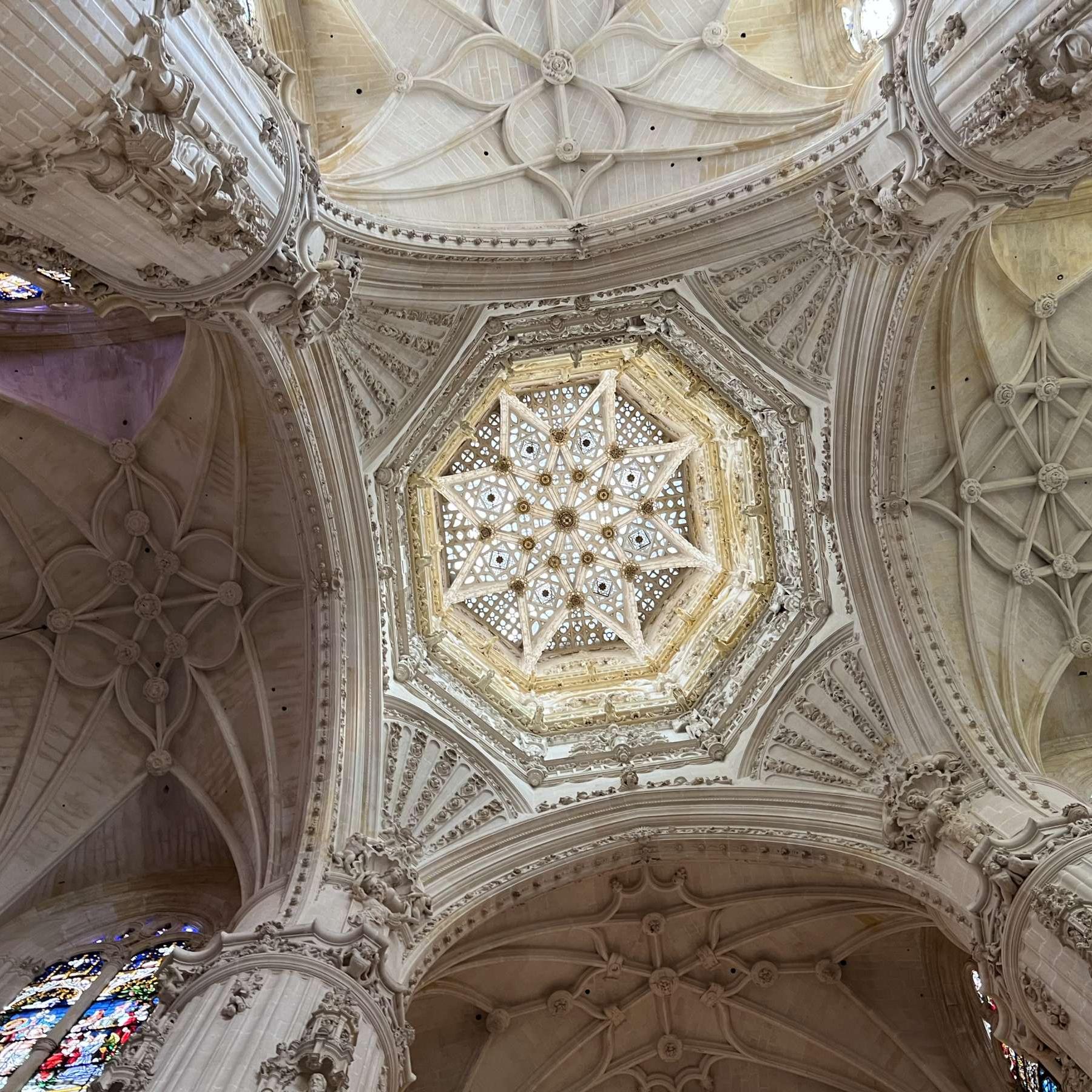 Blick in das Gewölbe der Kathedrale von Burgos