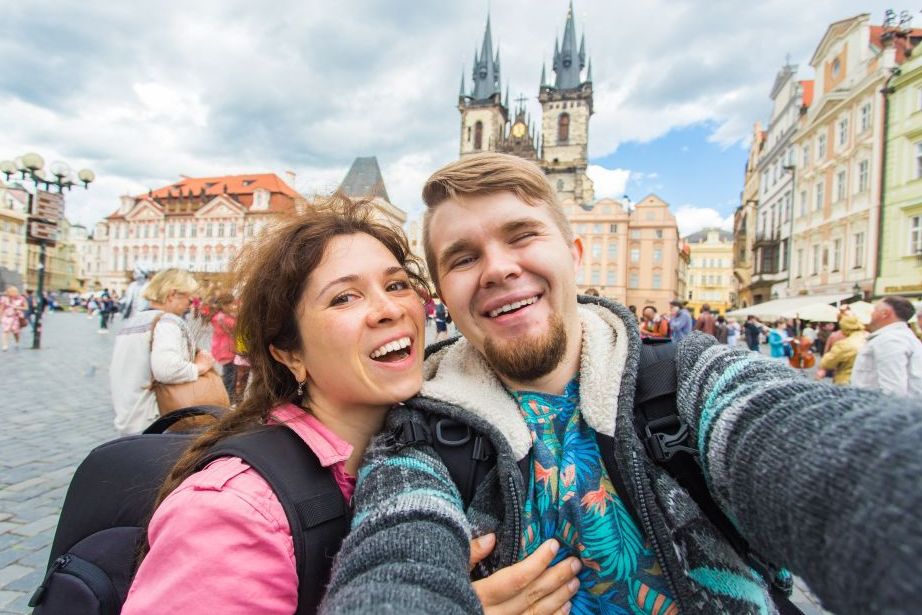 Touristen machen ein Selfie in Prag