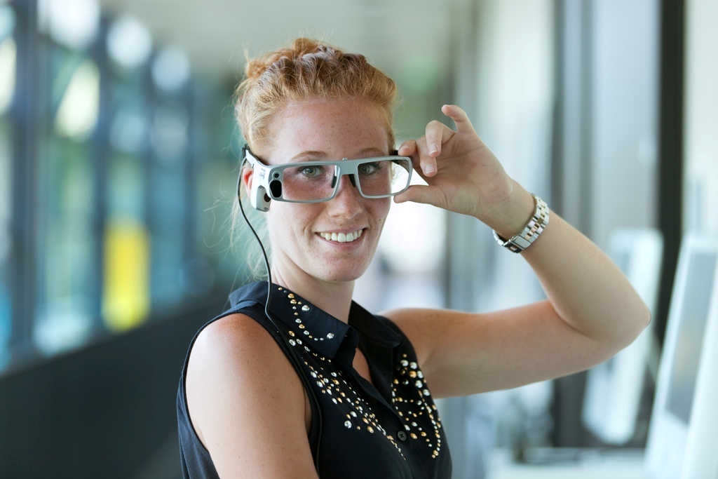 Studentin mit Eye-Tracking-Brille. Foto: Christina Bleier.