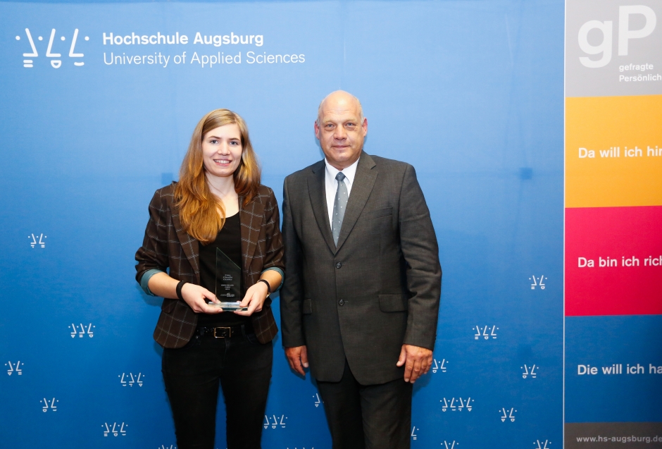 Architekturstudentin Claudia Gerster bekam von Alexander Leupolz den Adam-Keller-Preis überreicht. 