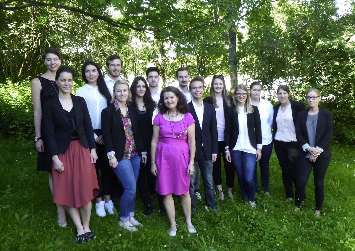 Das Projektteam zusammen mit Prof. Regnet im Garten des Evangelischen Oberkirchenrates in Stuttgart.